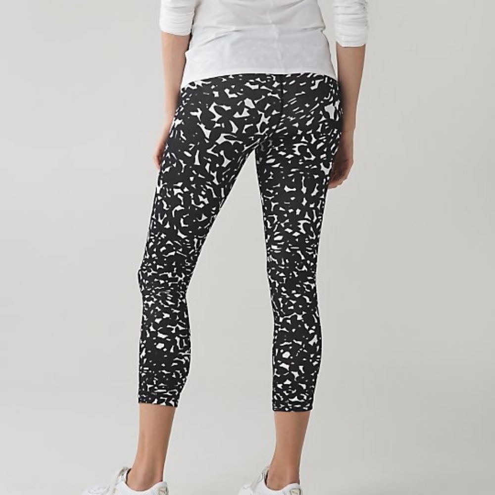 Lululemon shadow wrap white black wunder under crops Agent Athletica